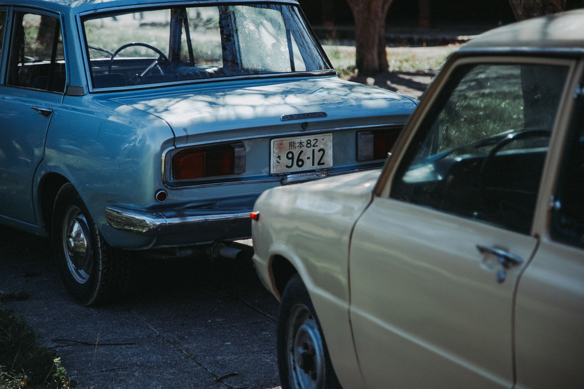 Carros antigos estacionados lado a lado na rua